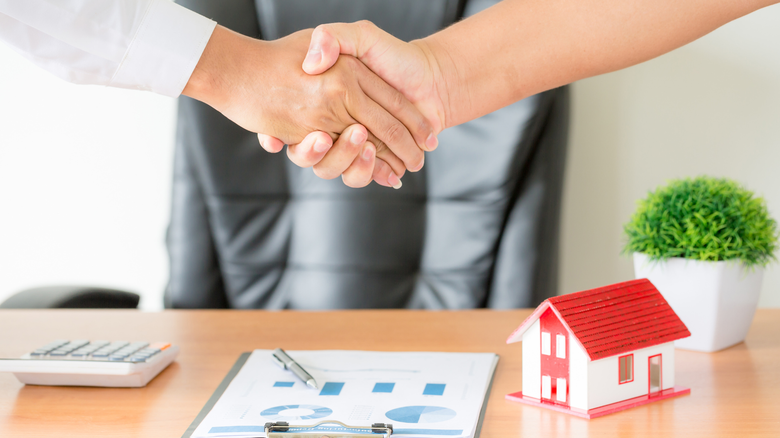 Traducere contract vânzare-cumpărare imobil: știi când ai nevoie de ea?